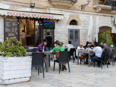 Certo, per chi vuol stare pi� comodo c�� per� sempre la possibilit� di sedersi sui tavoli in plastica scura posti davanti all�ingresso del locale, ma tutti sprovvisti di tovaglie e posate